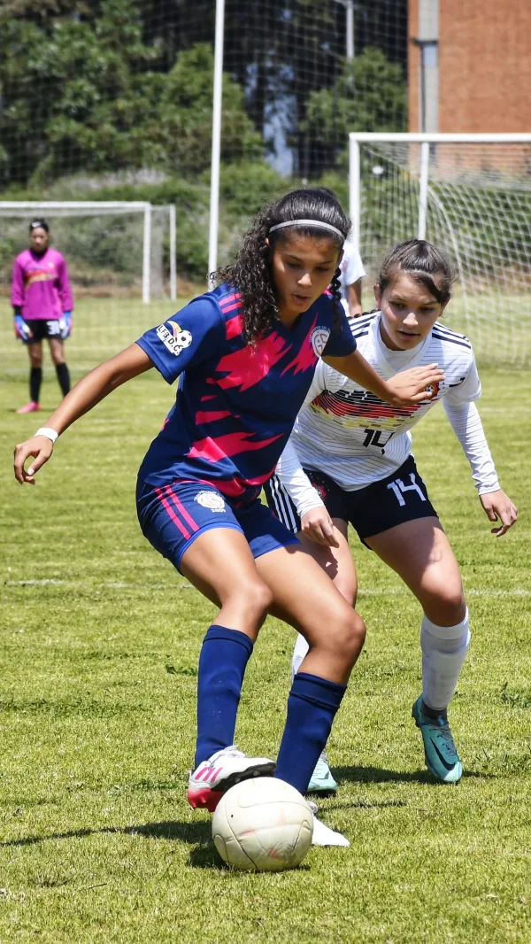 Duel intense lors d’un match de football féminin sur gazon