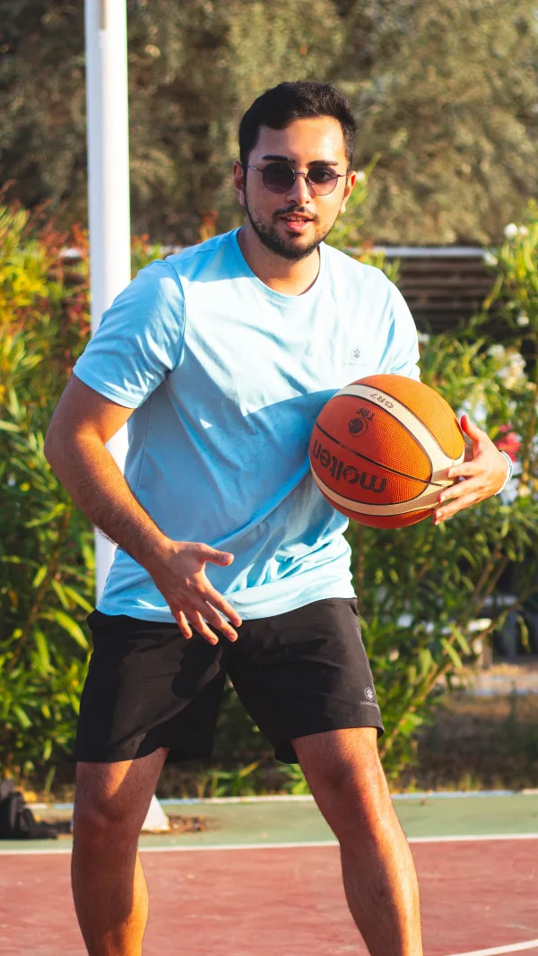 Joueur de basketball amateur avec ballon sur un terrain extérieur