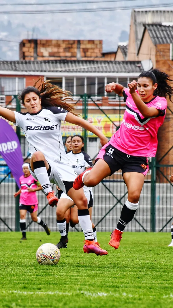 Action spectaculaire lors d’un match de football féminin
