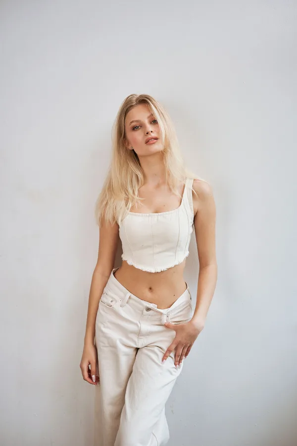 Portrait mode d’une jeune femme en tenue blanche minimaliste