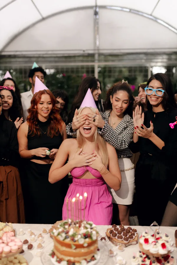 Fête d’anniversaire surprise entre amis avec gâteau et bougies