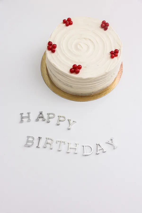 Gâteau d’anniversaire blanc minimaliste avec fruits rouges