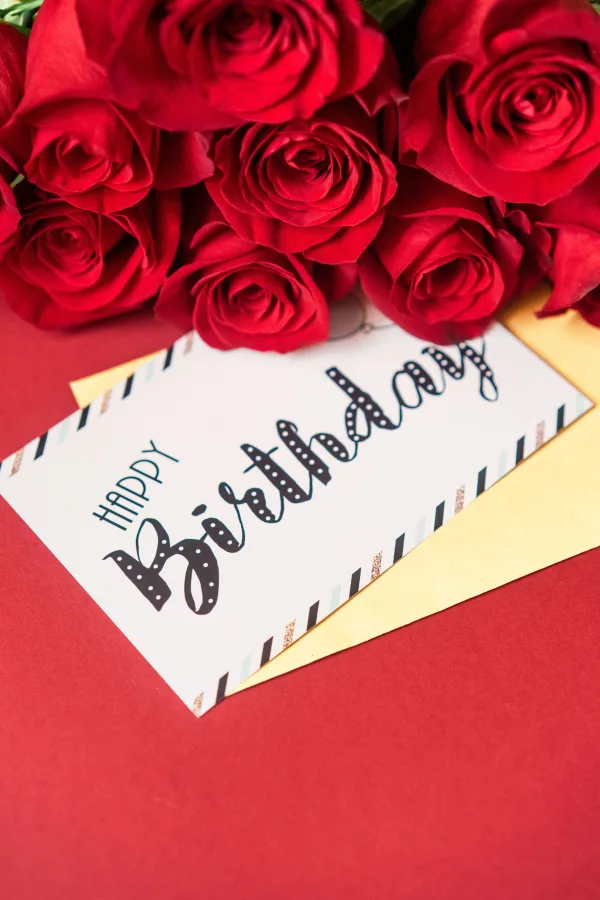 Bouquet de roses rouges avec carte Happy Birthday pour anniversaire