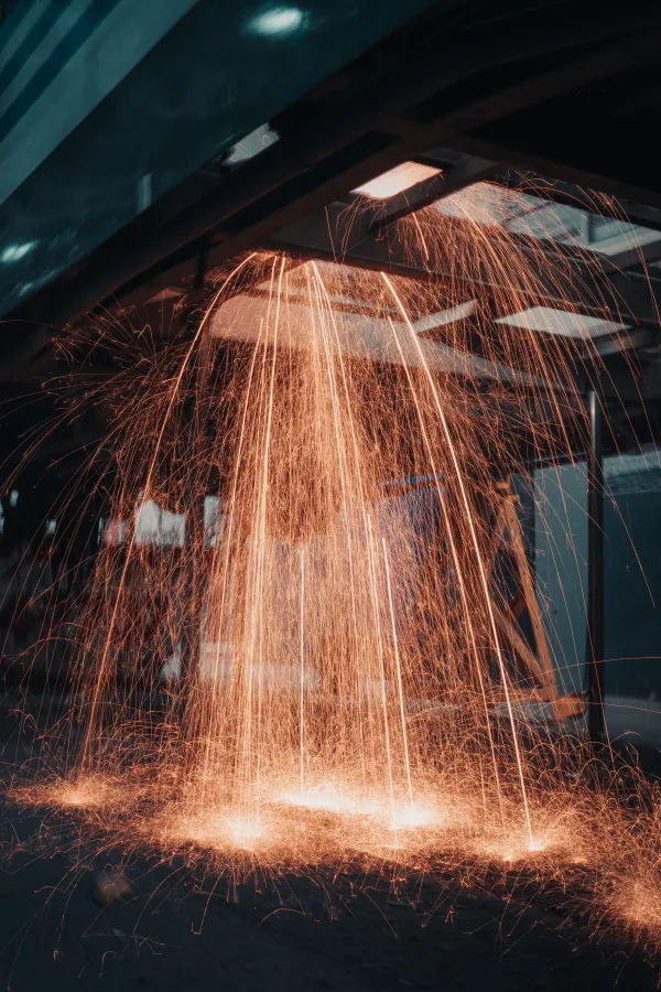 Pluie d’étincelles en atelier industriel lors d’une opération de meulage