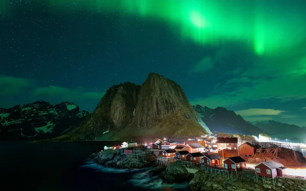 Aurores boréales au-dessus d’un village côtier en Norvège – paysage nocturne spectaculaire