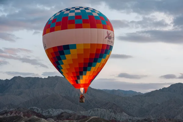 Montgolfière colorée au-dessus des montagnes – aventure et voyage aérien