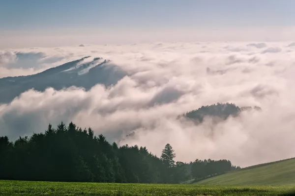 Mer de nuages au-dessus des montagnes – paysage naturel brumeux