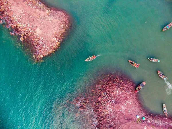 Vue aérienne de bateaux de pêche sur une côte rocheuse turquoise