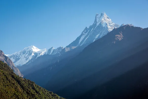 Sommet enneigé de l’Himalaya au Népal sous un ciel bleu limpide