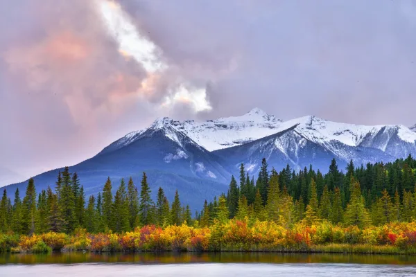 Paysage automnal du parc national de Banff avec montagnes enneigées