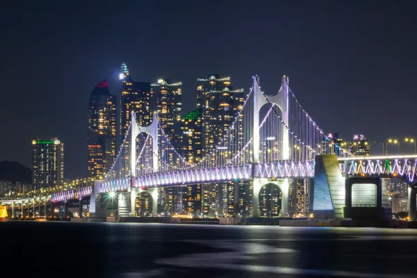 Pont suspendu illuminé et skyline urbaine de nuit en Corée du Sud
