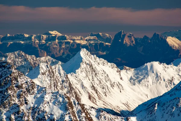 Panorama de sommets enneigés dans les Alpes au coucher du soleil