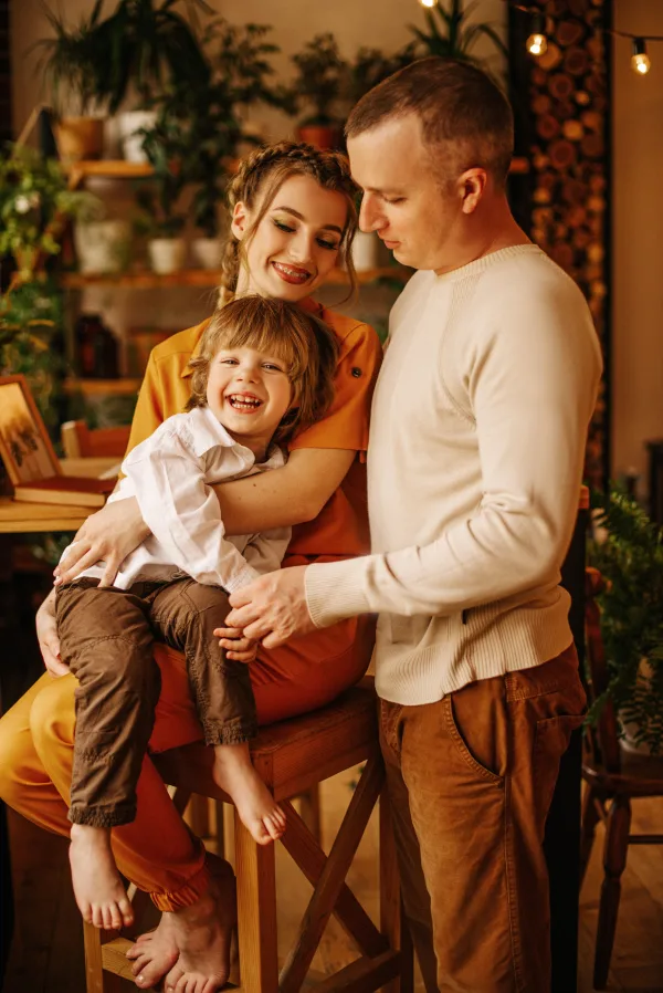 Famille souriante réunie à la maison dans une ambiance chaleureuse