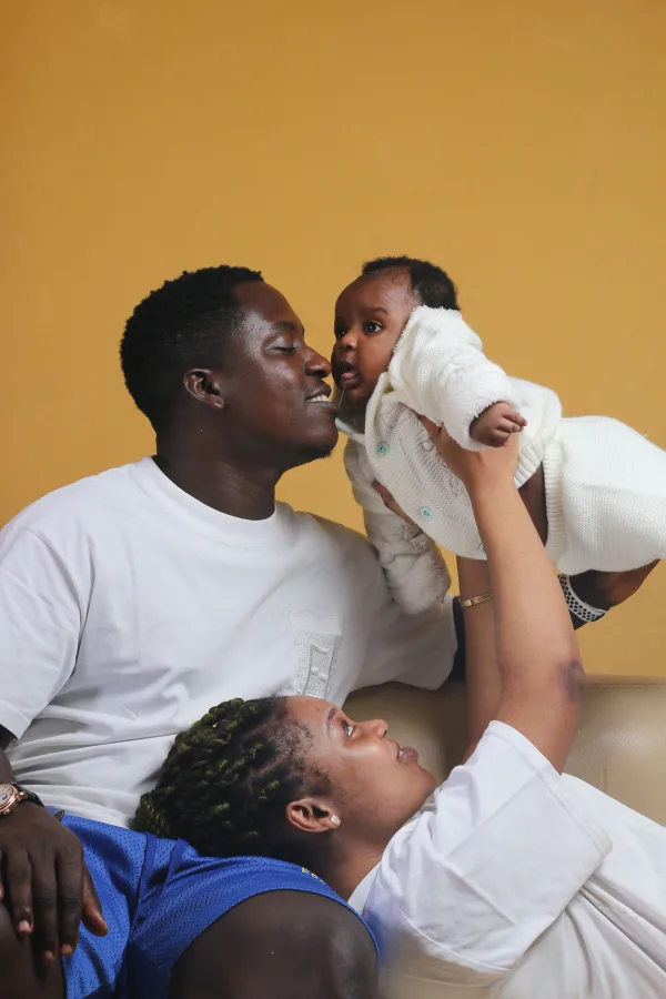 Jeunes parents jouant avec leur bébé dans un moment de tendresse à la maison