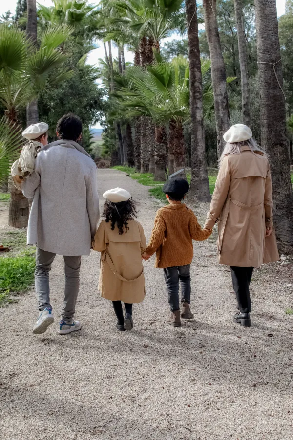 Famille marchant sur une allée bordée de palmiers