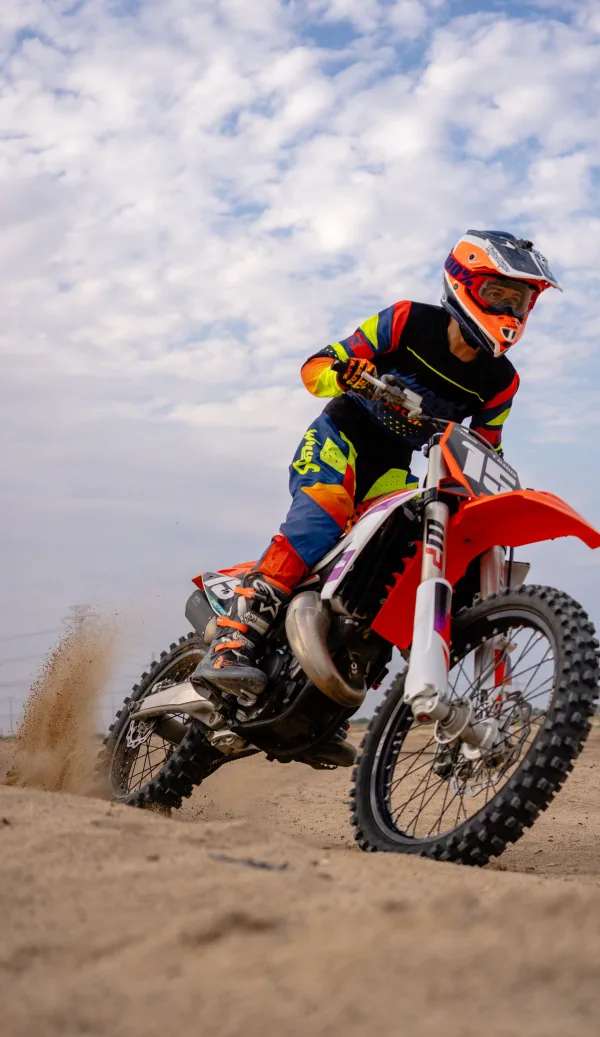 Pilote de motocross sur moto tout-terrain dans le sable