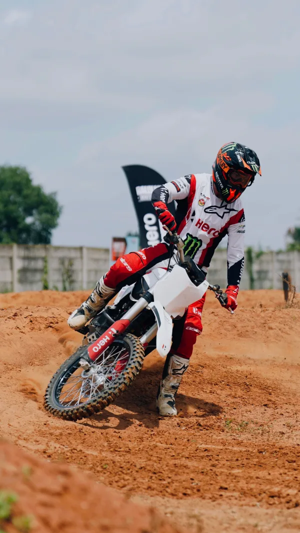 Pilote de motocross négociant un virage sur une piste en terre