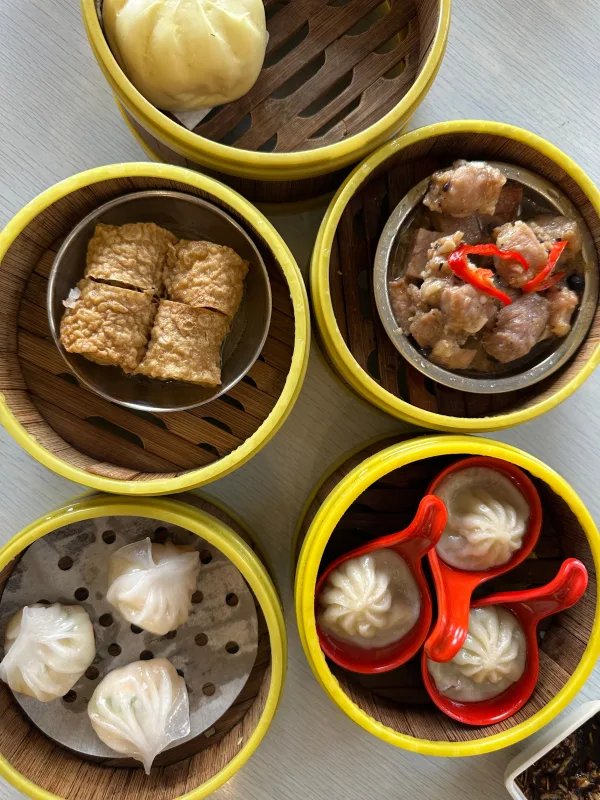 Assortiment de dim sum asiatiques servis dans des paniers vapeur