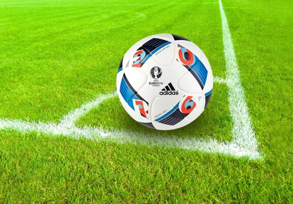 Ballon de football sur le point de corner d’un terrain en gazon