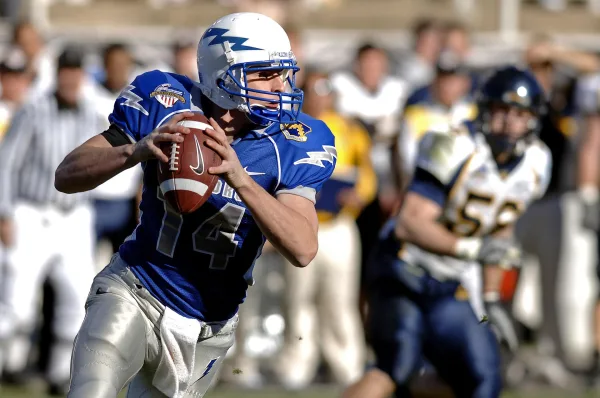 Quarterback de football américain prêt à lancer le ballon en plein match