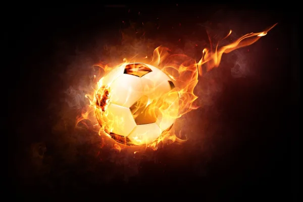 Ballon de football en flammes sur fond noir – Image de puissance et de vitesse