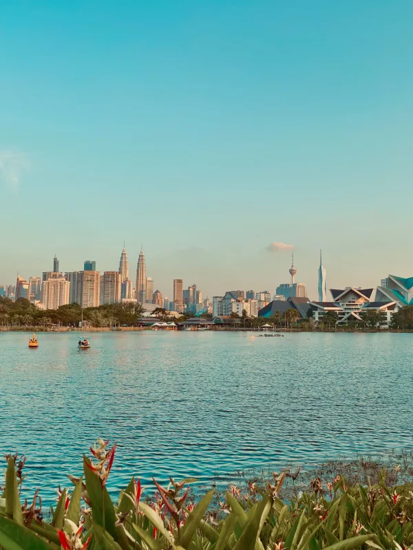 Skyline urbain au bord d’un lac sous un ciel dégagé