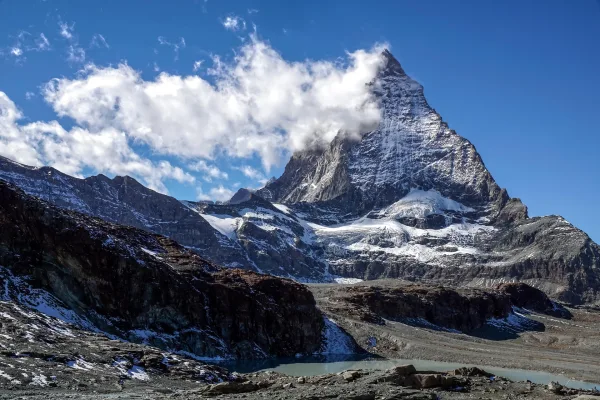 Mont Cervin enneigé dominant les Alpes sous un ciel bleu spectaculaire
