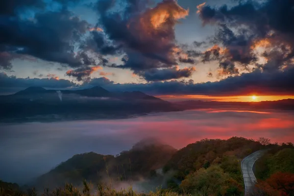 Lever de soleil spectaculaire au-dessus d'une mer de nuages en montagne