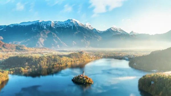 Lac de Bled avec son île et les Alpes au lever du soleil en Slovénie
