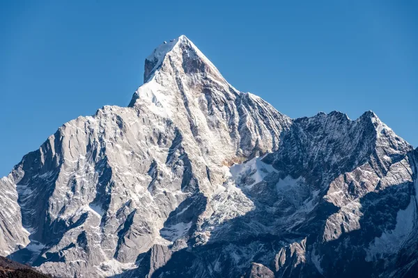Mont Siguniang enneigé sous un ciel bleu dans les montagnes du Sichuan