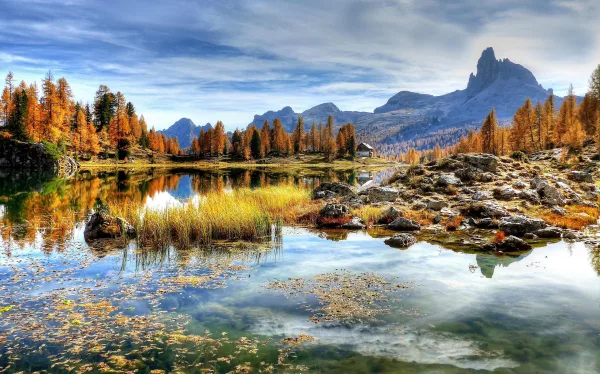 Lac des Dolomites aux reflets parfaits entouré de montagnes en automne