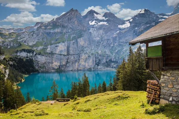Chalet alpin surplombant un lac turquoise au cœur des montagnes suisses