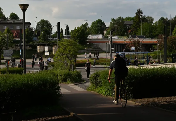 Piste cyclable urbaine avec cycliste et piétons dans un parc moderne