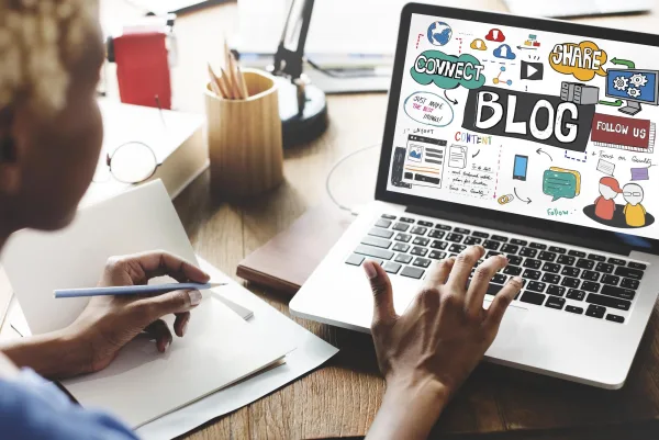 Création de blog et stratégie de contenu sur ordinateur portable