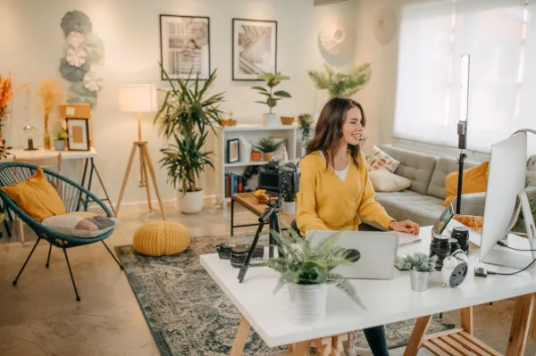 Créatrice de contenu travaillant dans un studio à domicile