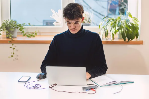 Jeune créateur de contenu travaillant sur son ordinateur portable