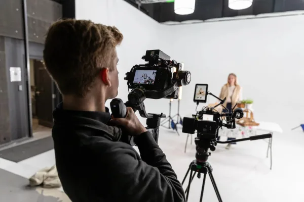 Équipe de tournage vidéo en studio avec caméras professionnelles pour la création de contenu