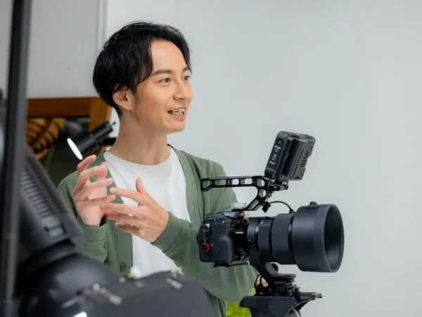 Créateur de contenu enregistrant une vidéo avec une caméra professionnelle en studio