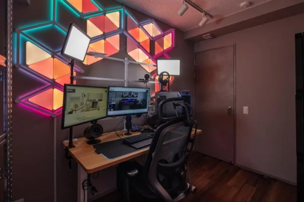 Studio de création de contenu avec éclairage LED et double écran