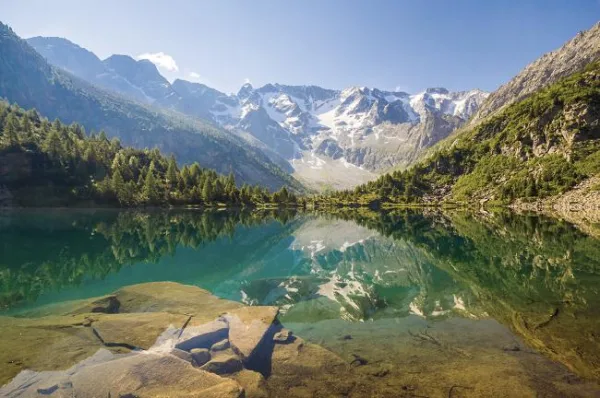 Lac de montagne aux eaux cristallines avec sommets enneigés