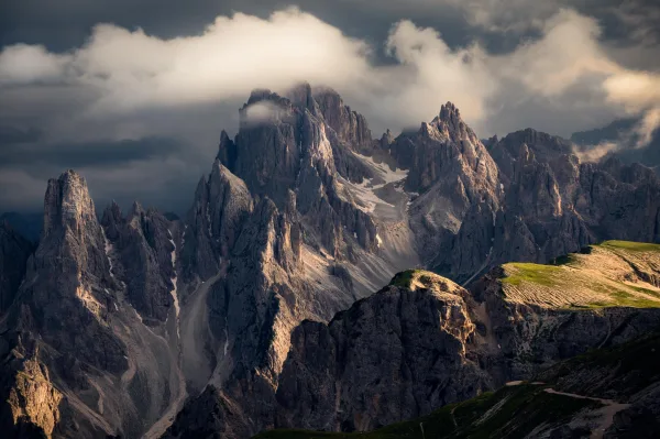 Pics rocheux majestueux sous un ciel orageux dans un massif montagneux