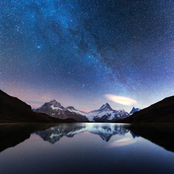 Voie lactée au-dessus d'un lac de montagne
