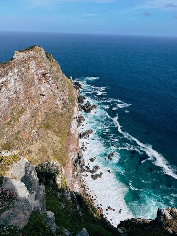 Falaises spectaculaires dominant l'océan et vagues sur une côte sauvage