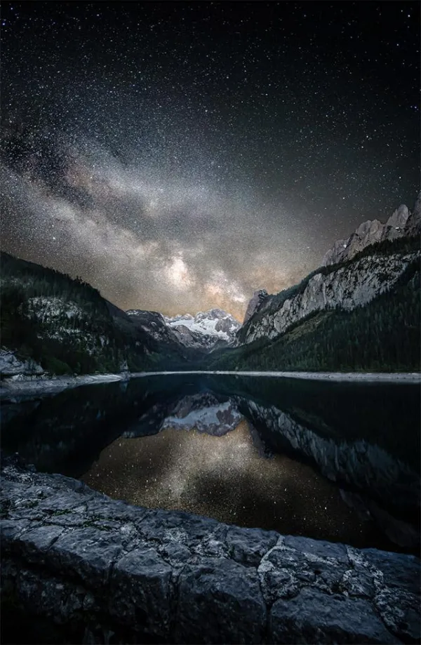 Voie lactée au-dessus d'un lac de montagne avec reflet nocturne