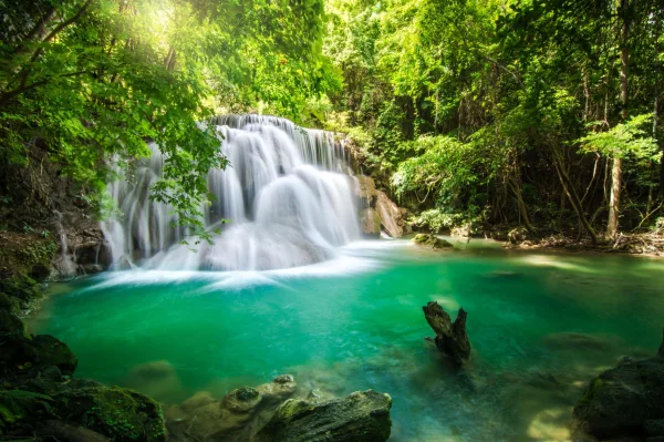 Cascade tropicale se déversant dans un lagon aux eaux turquoise