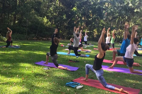 Cours de yoga en plein air dans un jardin tropical