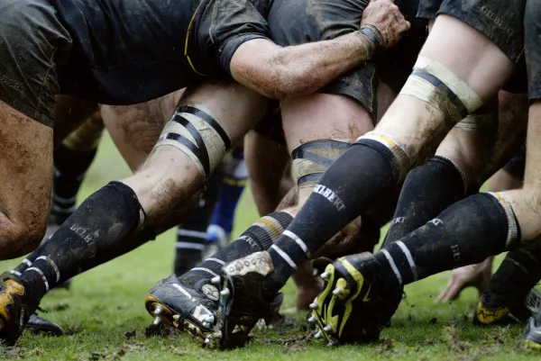 Mêlée de rugby sous la pluie lors d'un match intense