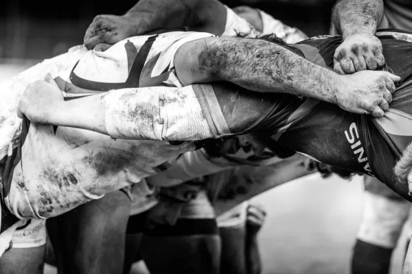 Mêlée de rugby en noir et blanc – puissance et esprit d'équipe