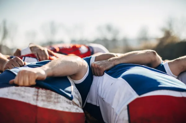 Mêlée de rugby en plein match – force, stratégie et cohésion d'équipe