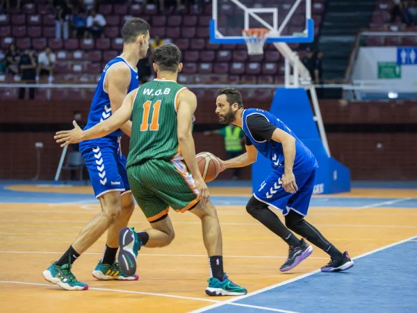 Match de basketball en salle avec joueurs en pleine action